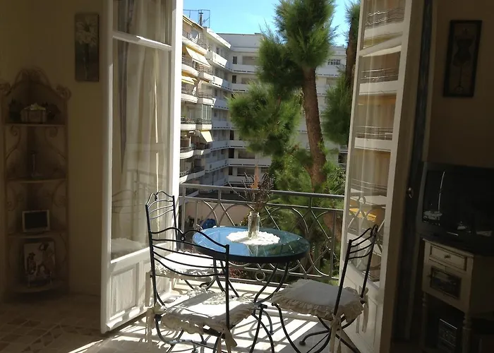 Cannes, Croisette, Palais Miramar * Cannes